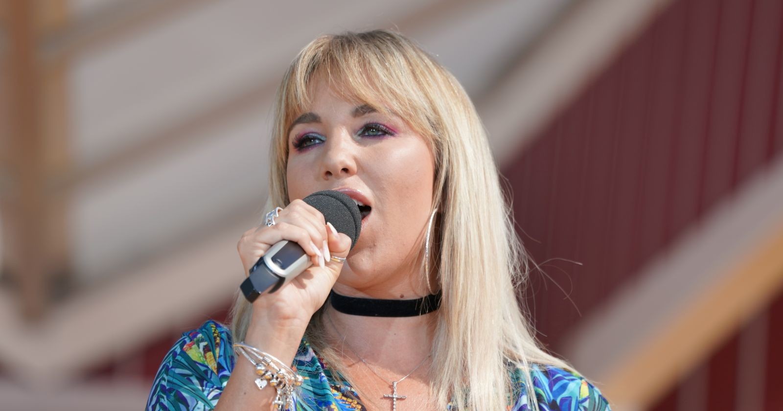 Annemarie Eilfeld mit Mikrophon