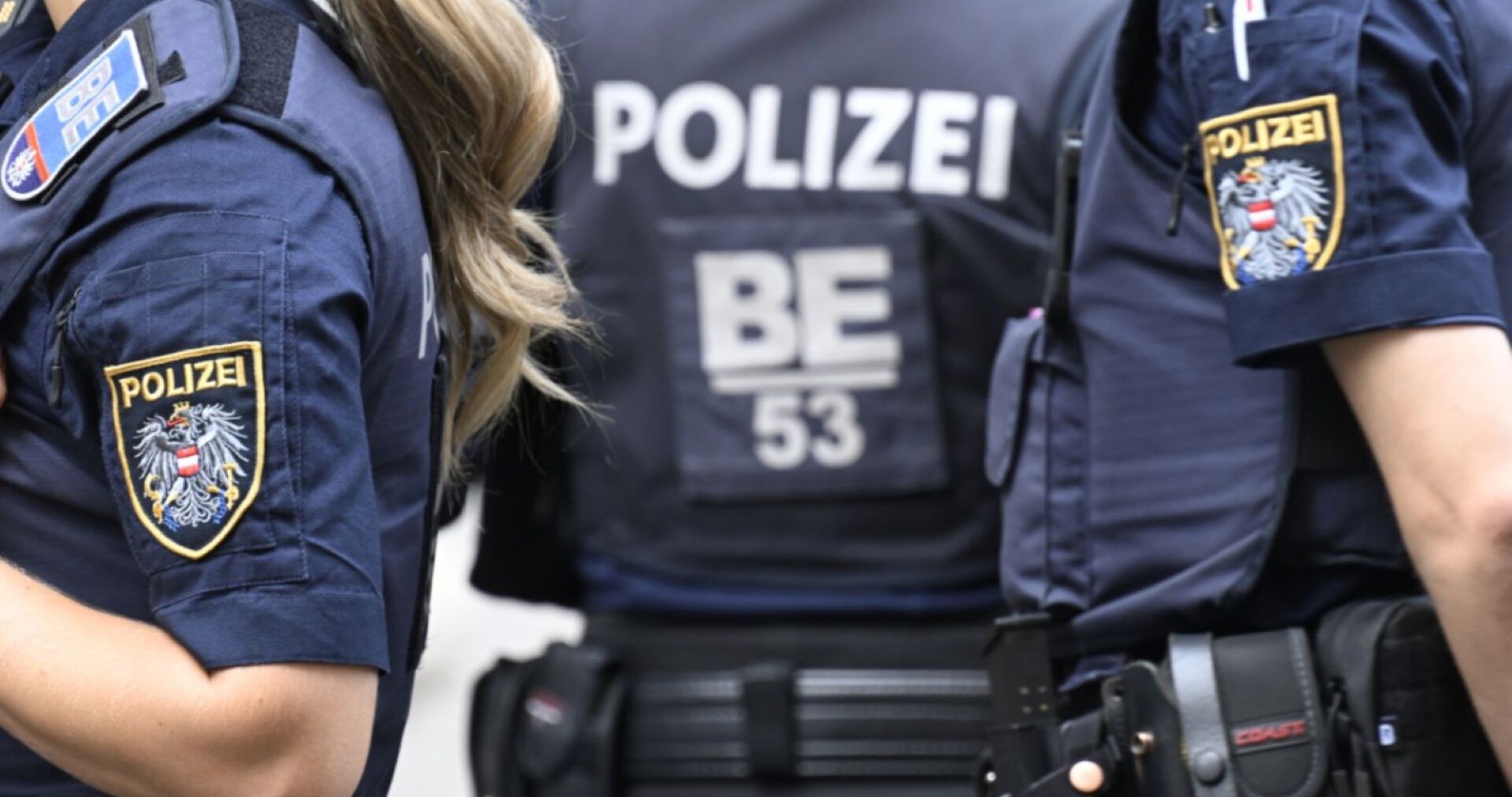 Nahaufnahme von Polizisten.