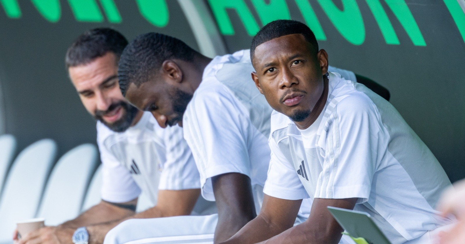 David Alaba auf der Ersatzbank von Real Madrid während des Spiels in der spanischen Liga gegen Getafe