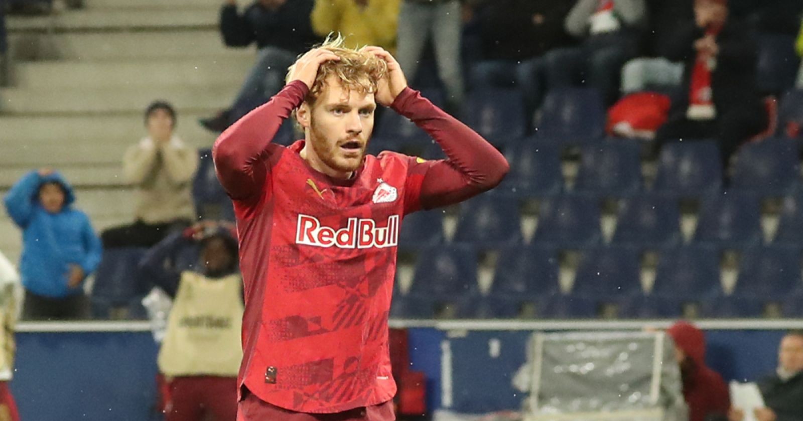RB-Salzburg-Spieler hält sich frustriert den Kopf nach einer verpassten Torchance im Europa-League-Duell gegen Ferencváros.