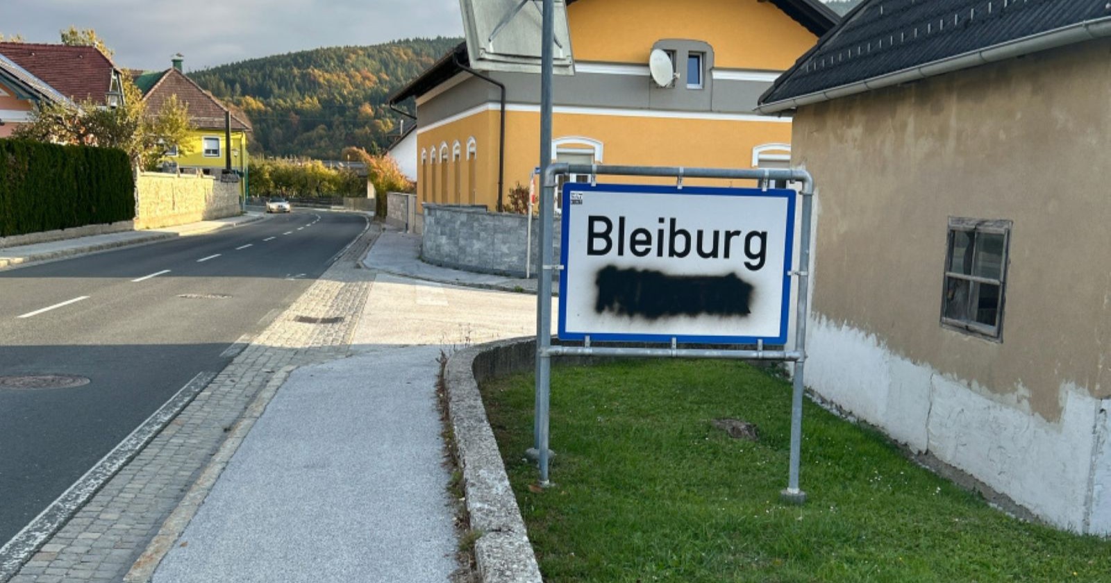 Beschmierte Ortstafel in Bleiburg (Kärnten), der slowenische Name wurde durch Lack verdeckt