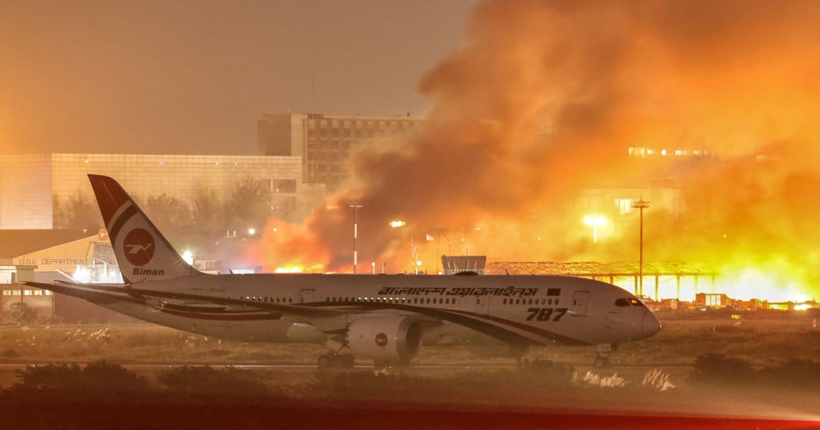 Brennender Flughafen in Dhaka (bangladesh)