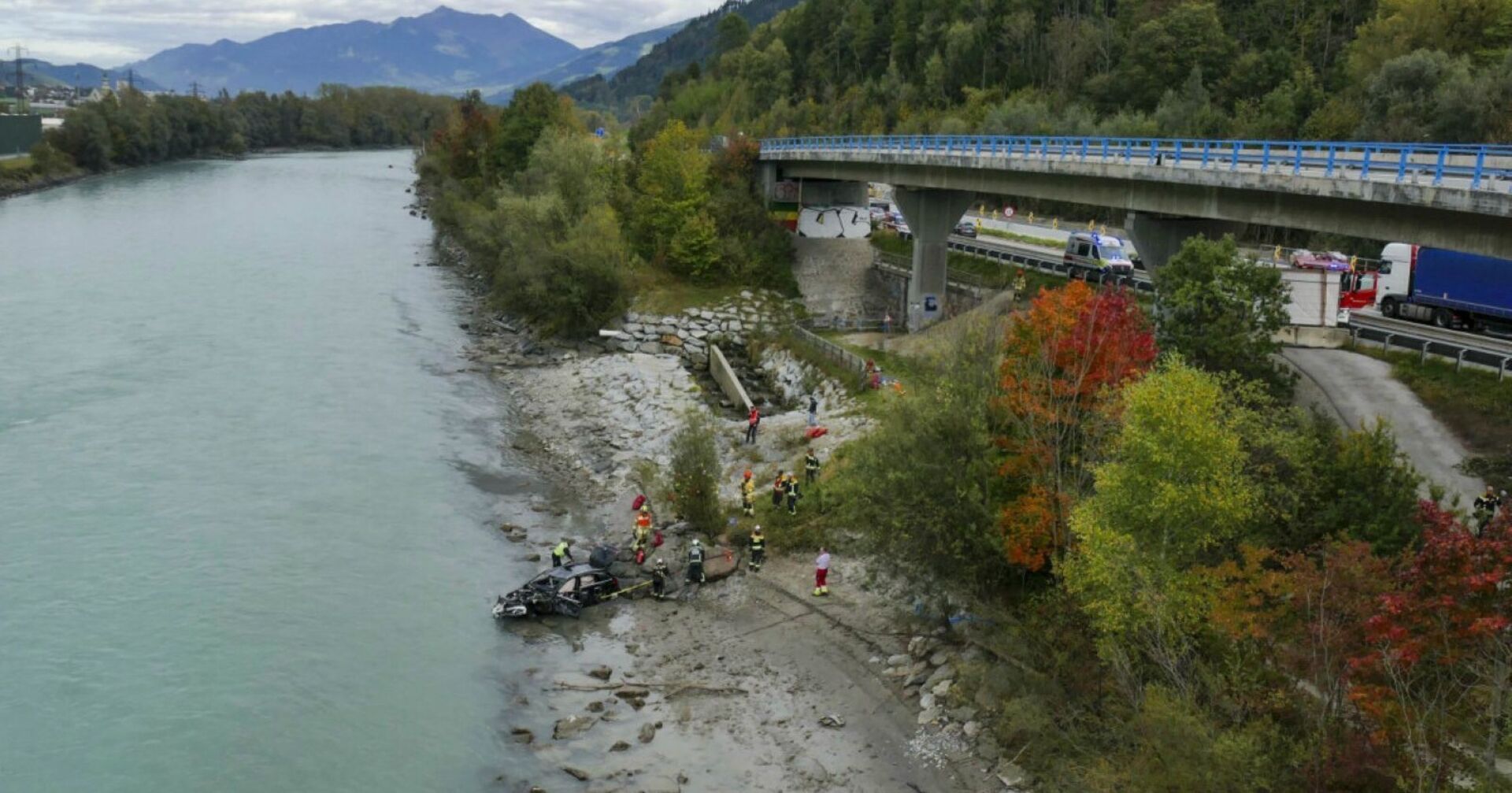 Unfallstelle in Hall in Tirol, Rettungskräfte stehen neben dem verunfalltem Fahrzeug