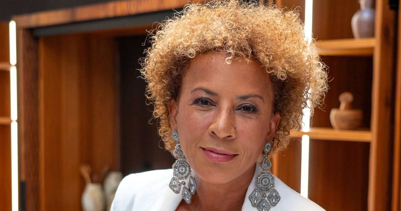 Arabella Kiesbauer mit silbernen Ohrringen