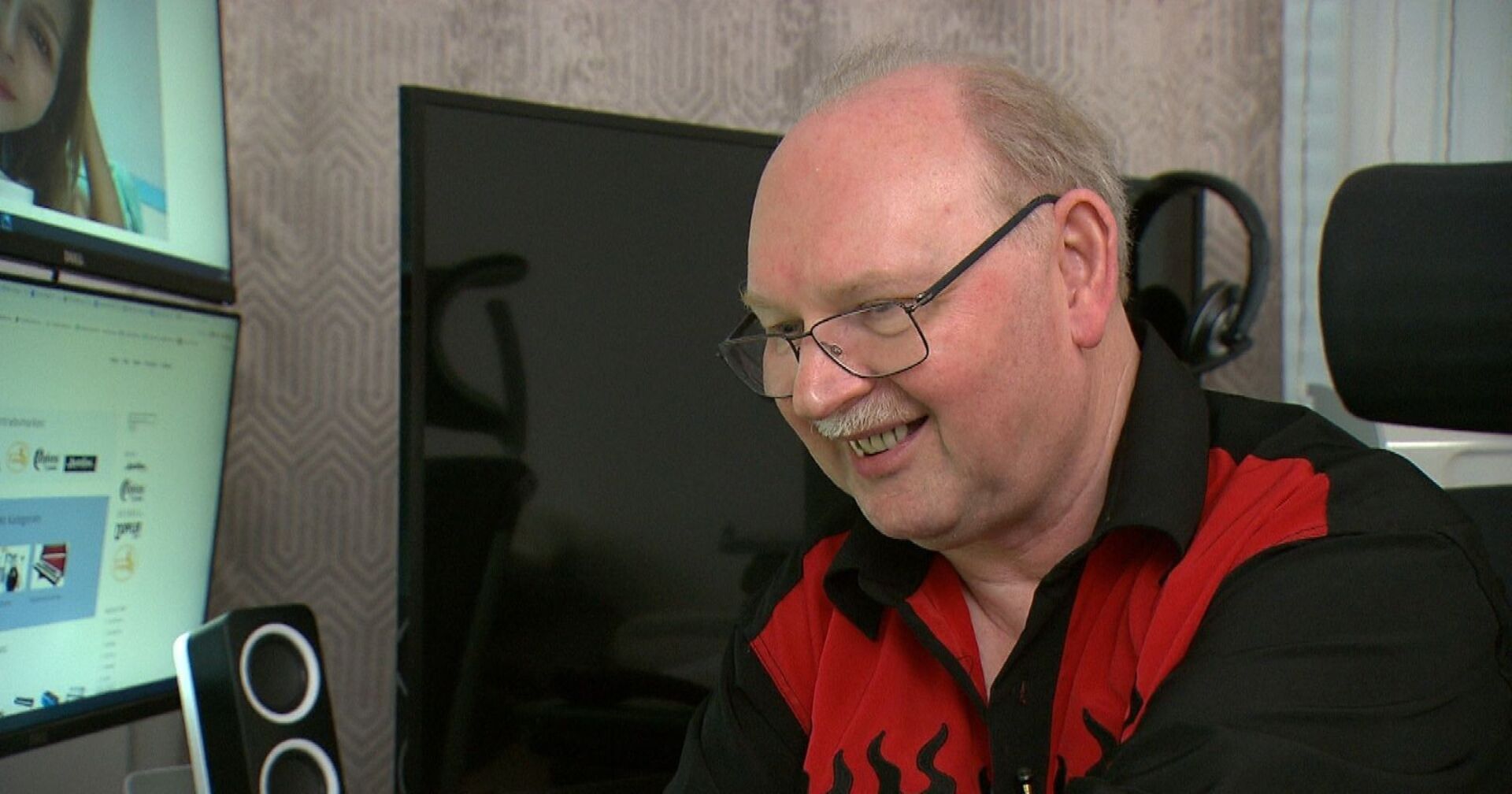 Charly aus dem Format Amore unter Palmen in seiner Wohnung vor einem Computer sitzend