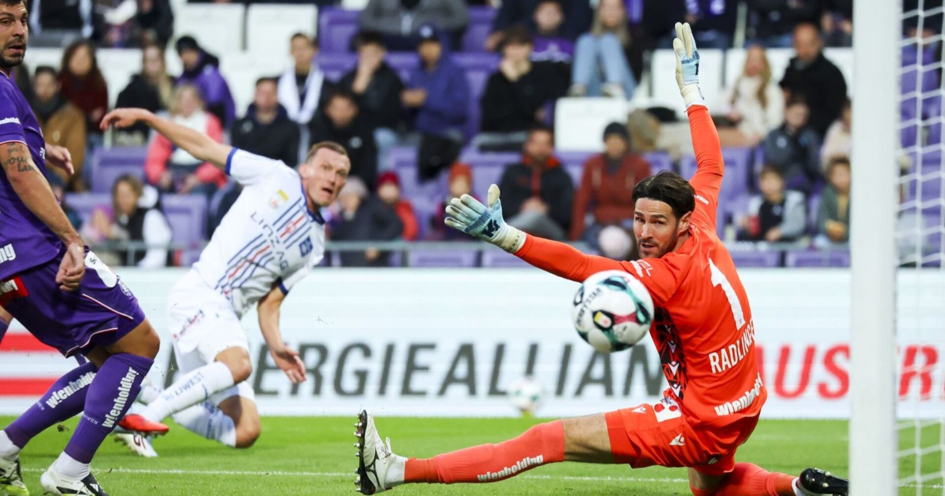 Thomas Goiginger (Blau-Weiß Linz) und Tormann Samuel Sahin-Radlinger (AUSTRIA) am Samstag, 04. Oktober 2025, anl. einer Fußball-Bundesliga-Begegnung zwischen FK Austria Wien und Blau-Weiß Linz in der Generali-Arena in Wien.