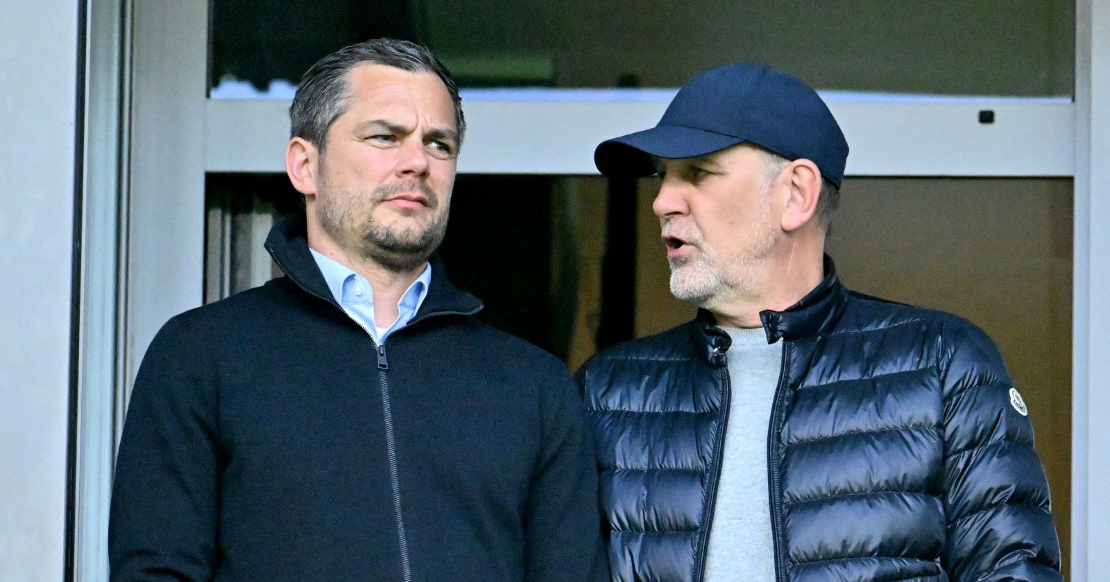 Marcel Schäfer (l), Leipzigs Geschäftsführer Sport, und Jörg Schmadtke, ehemaliger Geschäftsführer Sport des VfL Wolfsburg, unterhalten sich auf der Tribüne