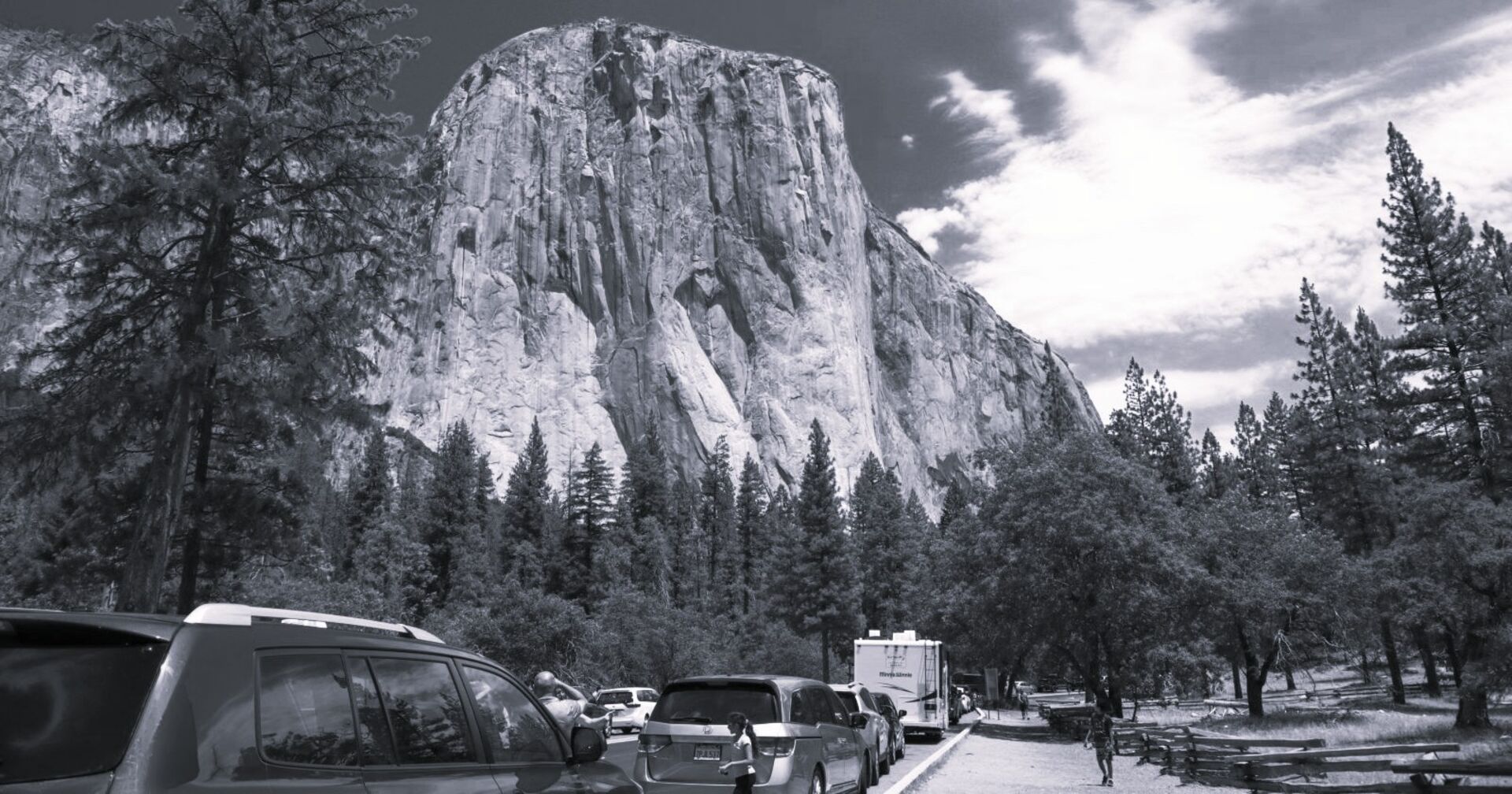 Touristen auf dem Weg ins Yosemite-Tal im Hintergrund sieht man den El Capitan-Berg