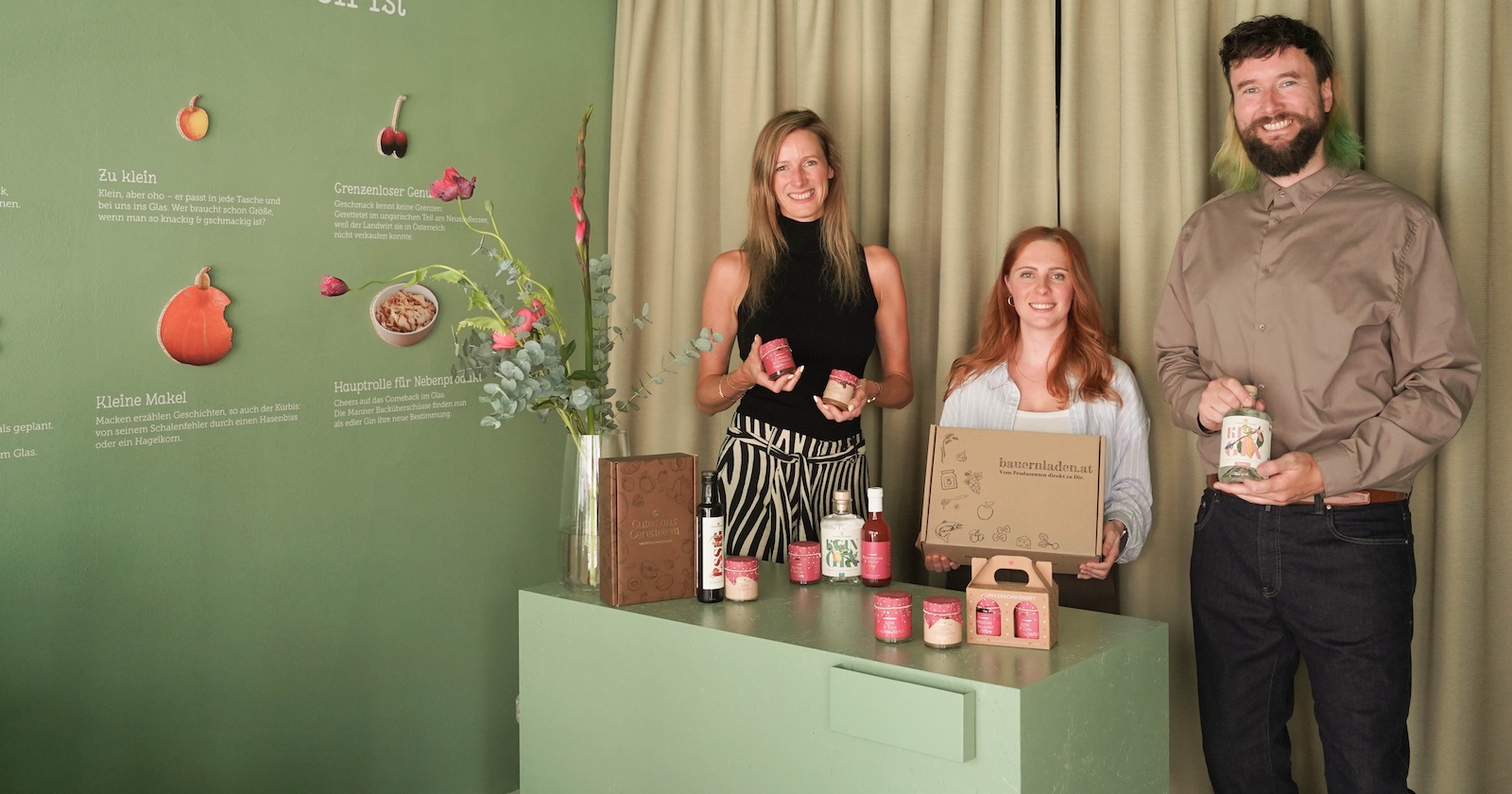 Die Kooperationspartner mit verpackten Lebensmitteln vor einem grünen Hintergrund