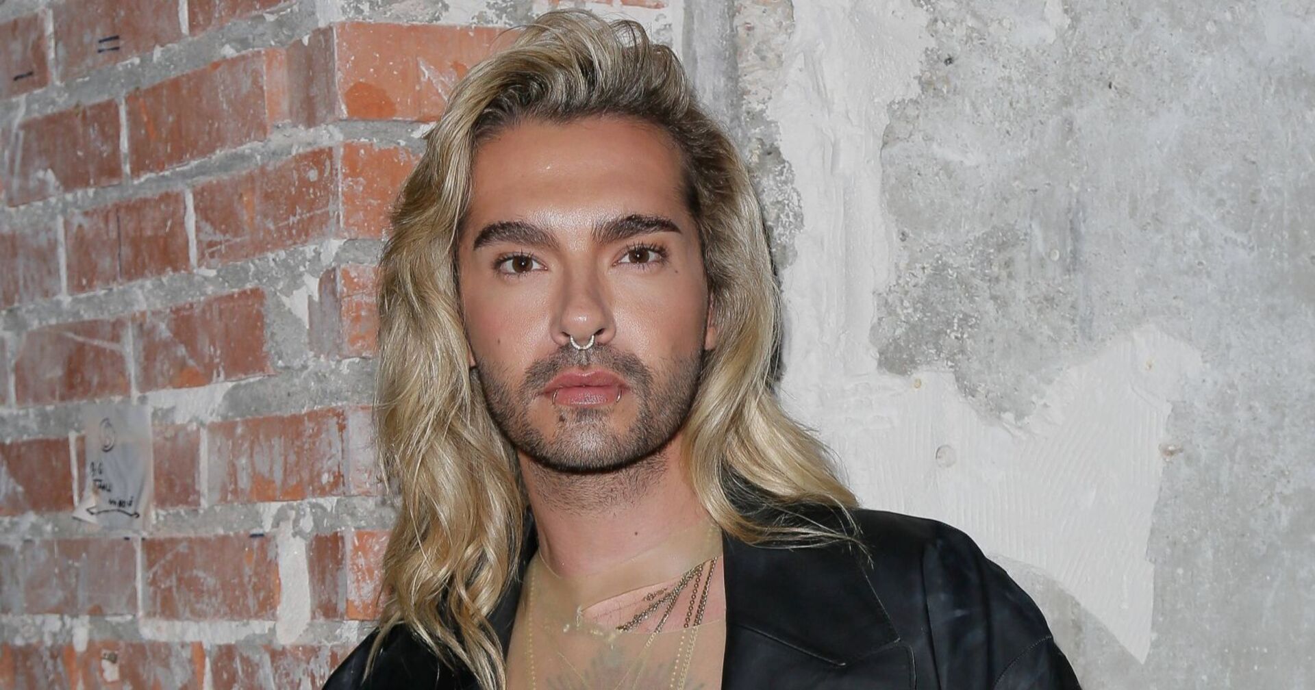 Bill Kaulitz mit ernstem Gesichtsausdruck