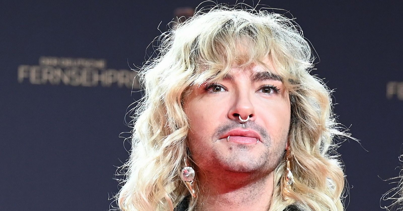 Bill Kaulitz mit ernstem Gesichtsausdruck