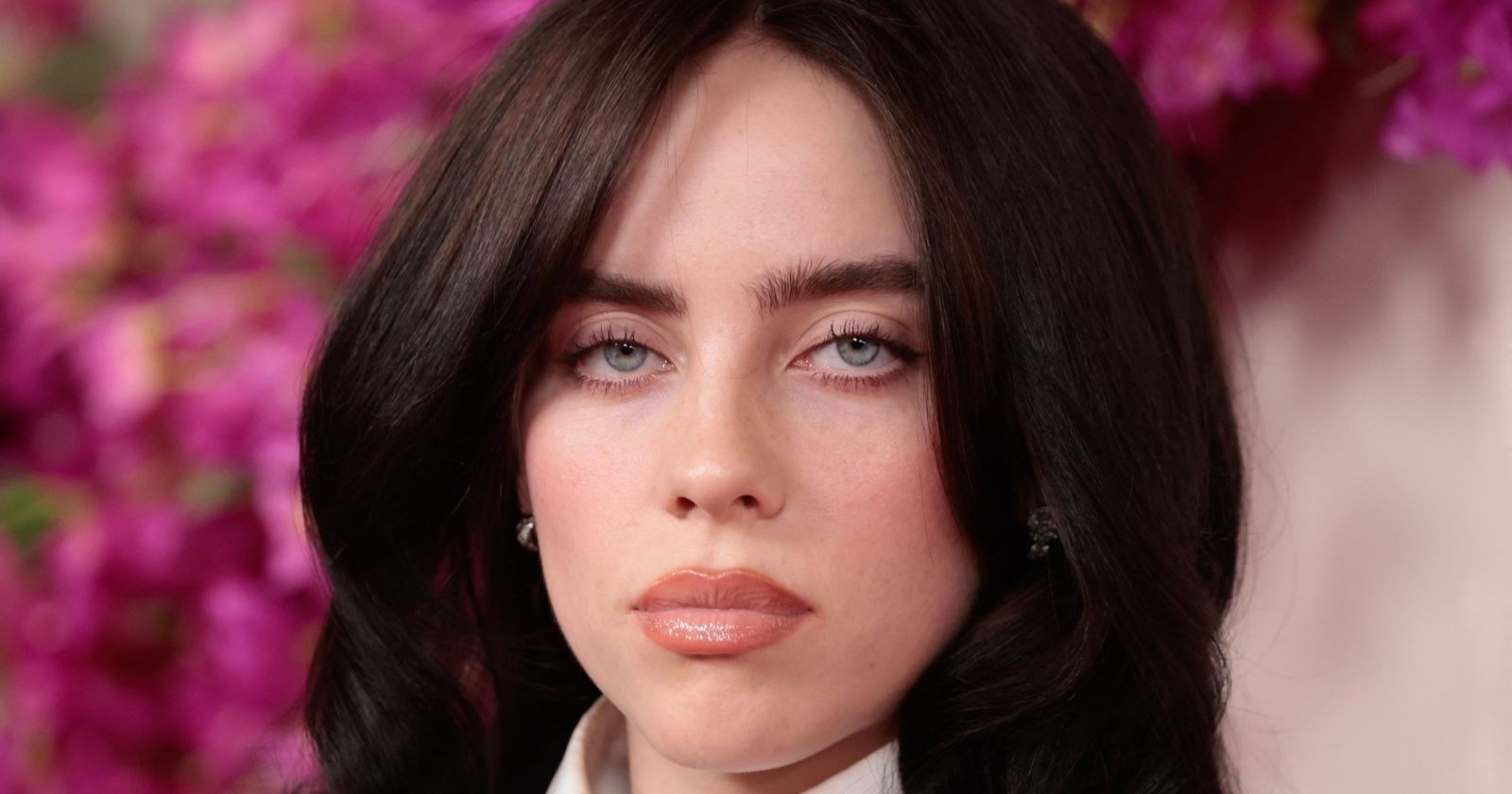 Billie Eilish mit ernstem Gesichtsausdruck