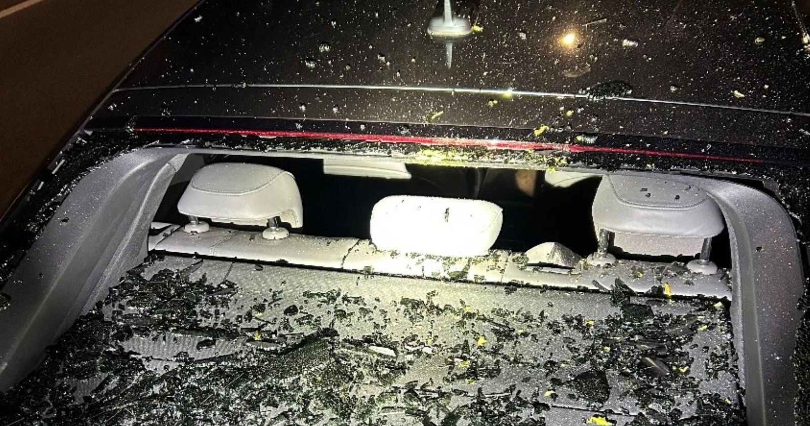 Eine zerstörte Heckscheibe nach einem Angriff mit Kürbissen.