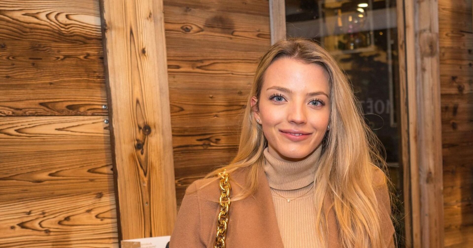 Chiara Pisati mit beigen Mantel