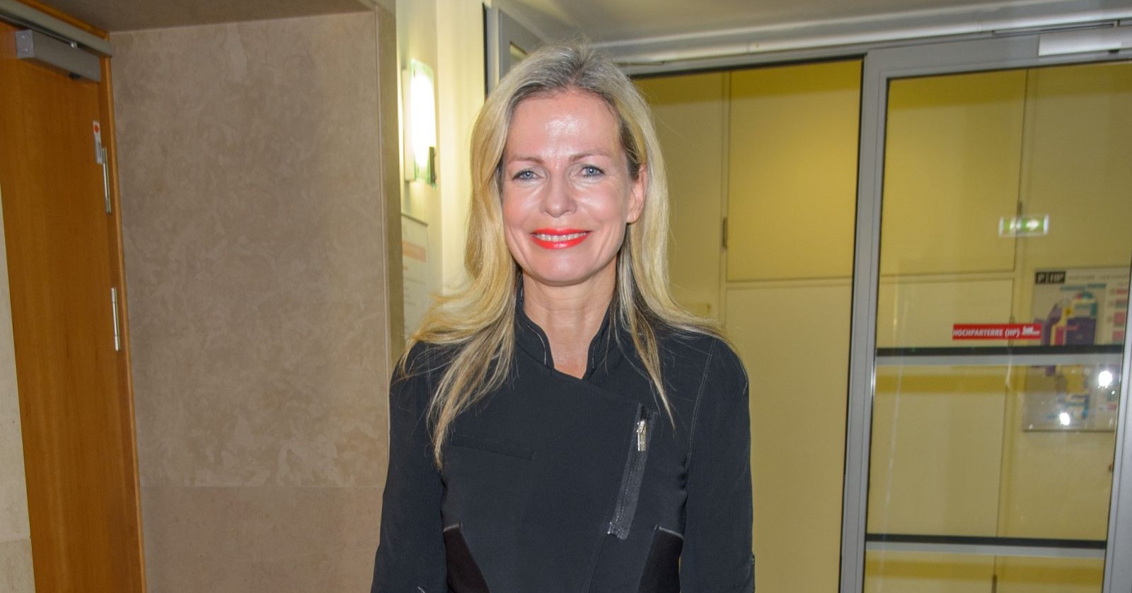 Claudia Reiterer mit rotem Lippenstift