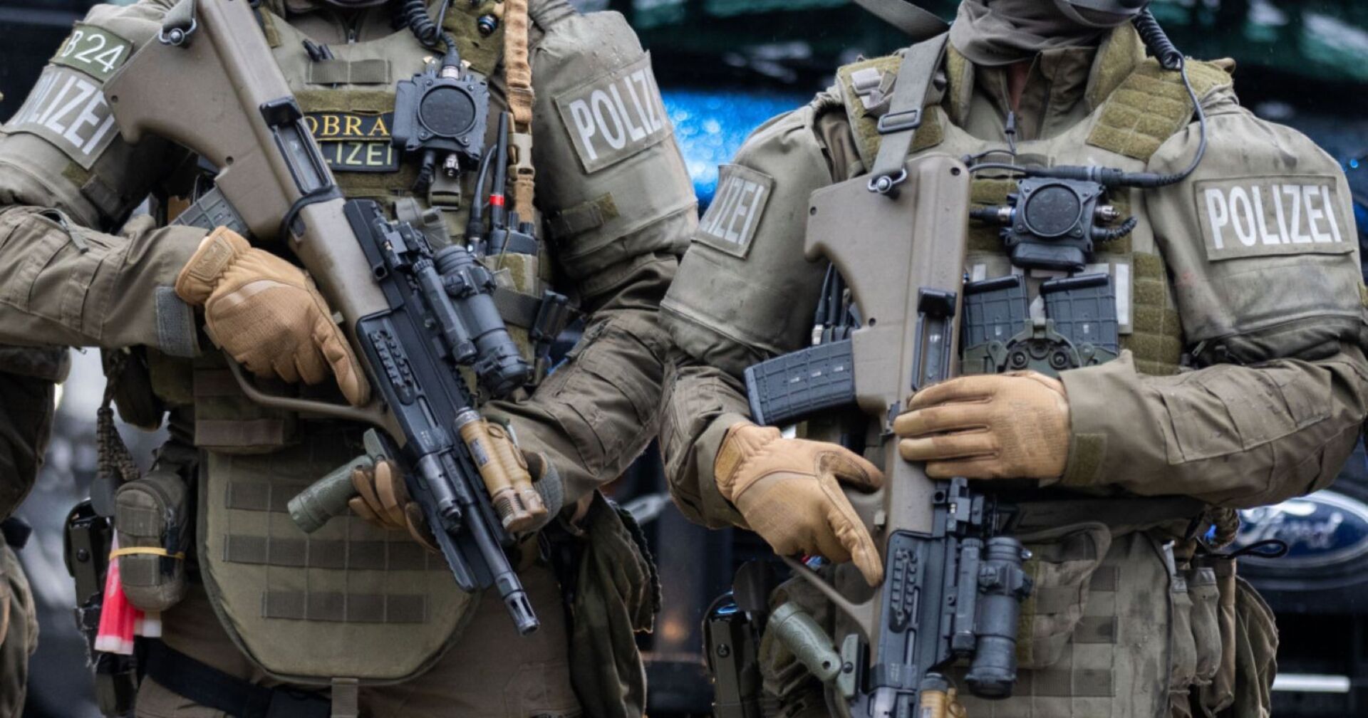 Cobra-Beamte in Kampfmontur, mit Sturmgewehr in ihren Händen