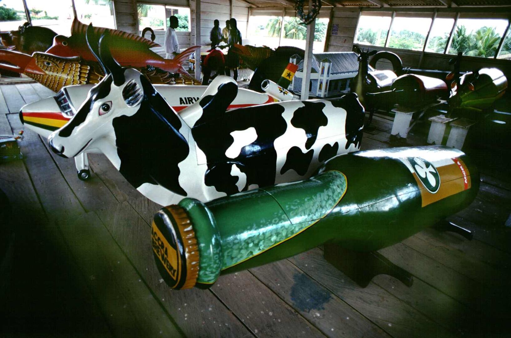 Bunte, fantasievolle Särge in Ghana – gestaltet als Kuh, Bierflasche oder Flugzeug, Teil einer einzigartigen Begräbniskultur.