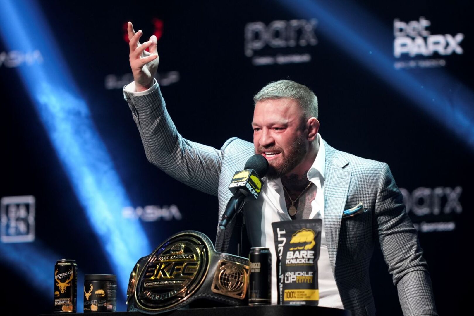 Der UFC-Star wird wegen Meldepflicht-Verstößen 18 Monate gesperrt.