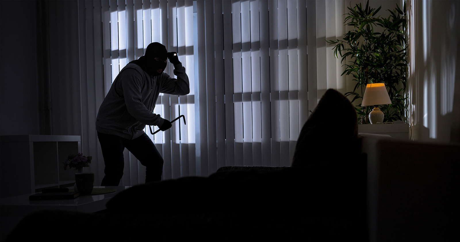 Einbrecher in einer Wohnung | Credit: iStock.com/LuckyBusiness