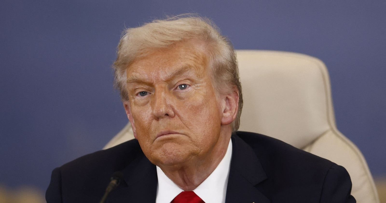 Porträt von Donald Trump bei einer Pressekonferenz. Der US-Präsident blickt ernst, nachdem er das Titelbild des Time Magazine scharf kritisiert hat.