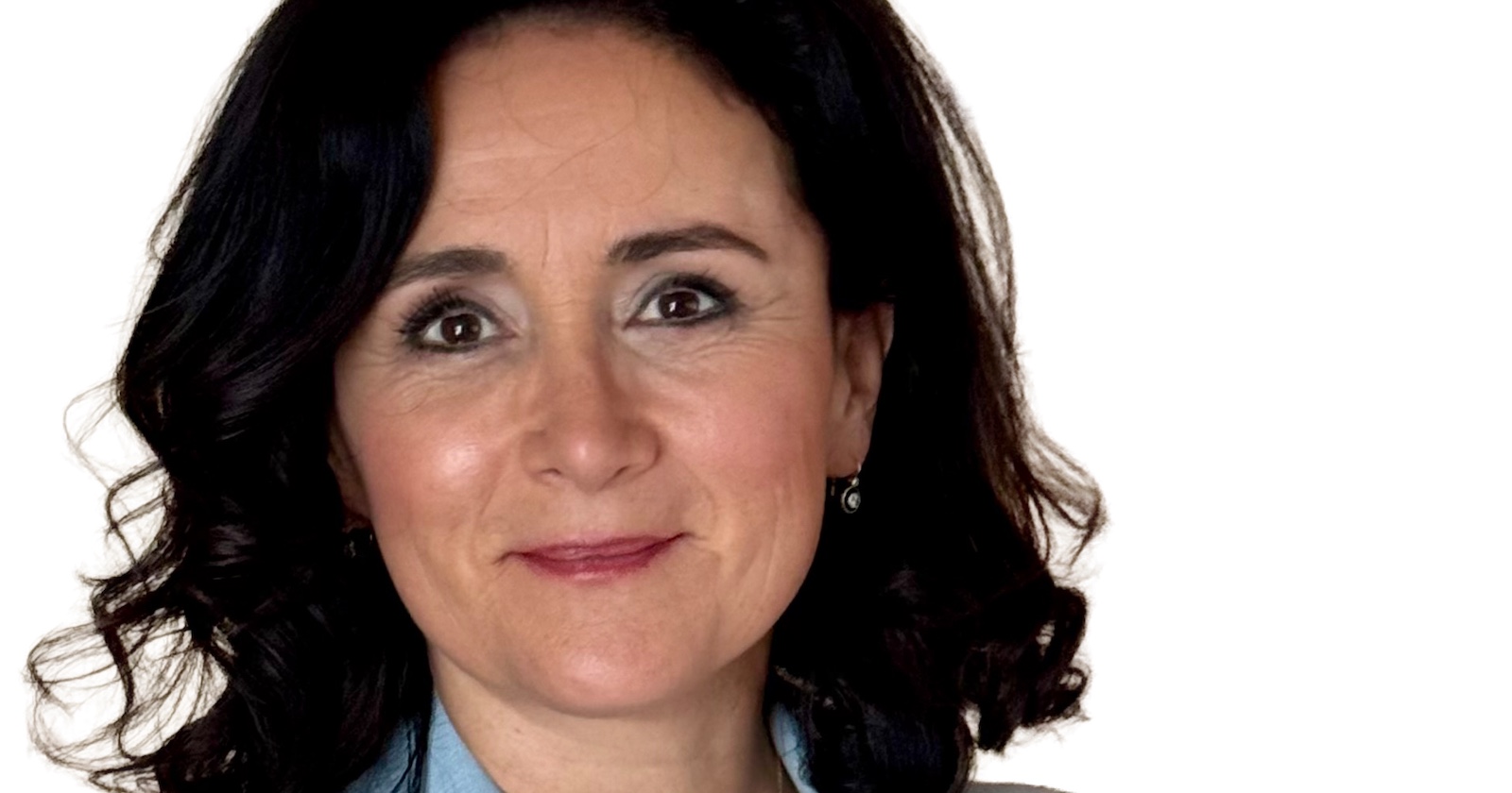 Frau Doris Stiksl mit offenen schwarzen Haaren