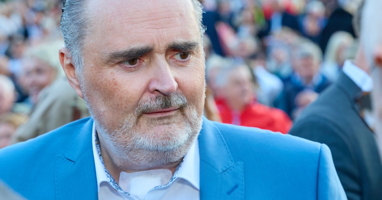Hans Peter Doskozil bei einer öffentlichen Veranstaltung, er trägt ein großes Pflaster am Kehlkopf.
