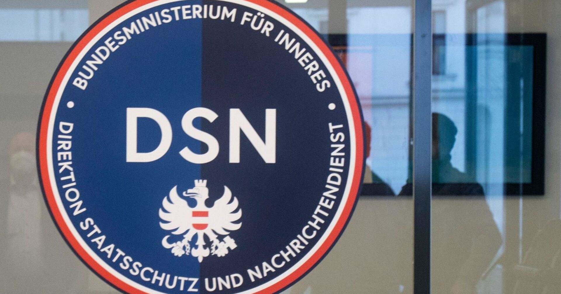 Logo der Direktion für Staatsschutz und Nachrichtendienst (DSN) auf einer Glastür im Innenministerium in Wien.