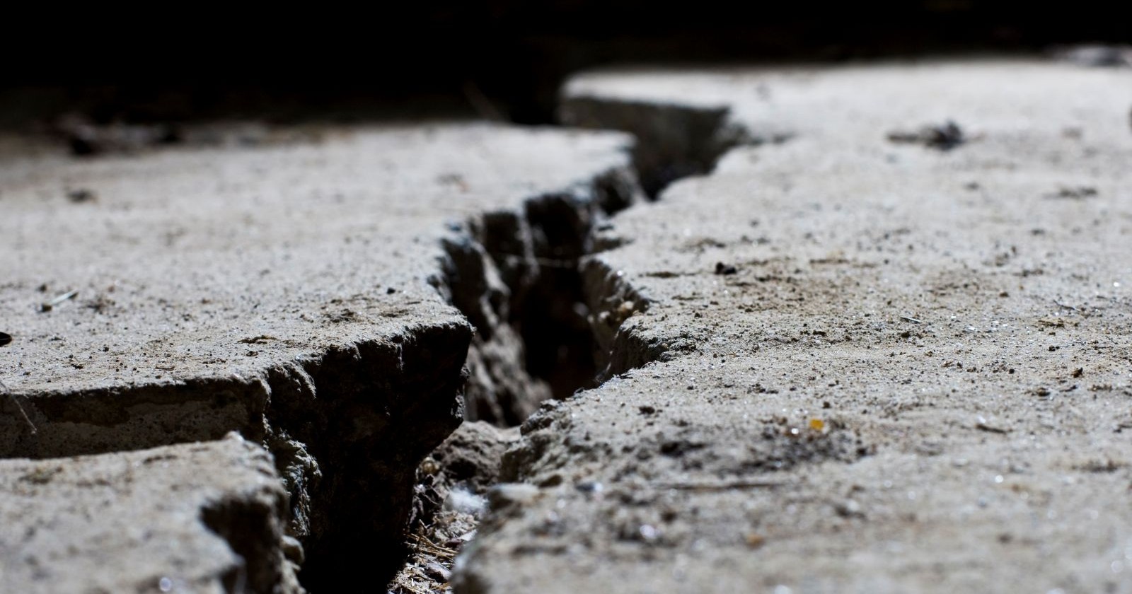 Durch ein Erdbeben zerstörte Straße mit schweren Rissen