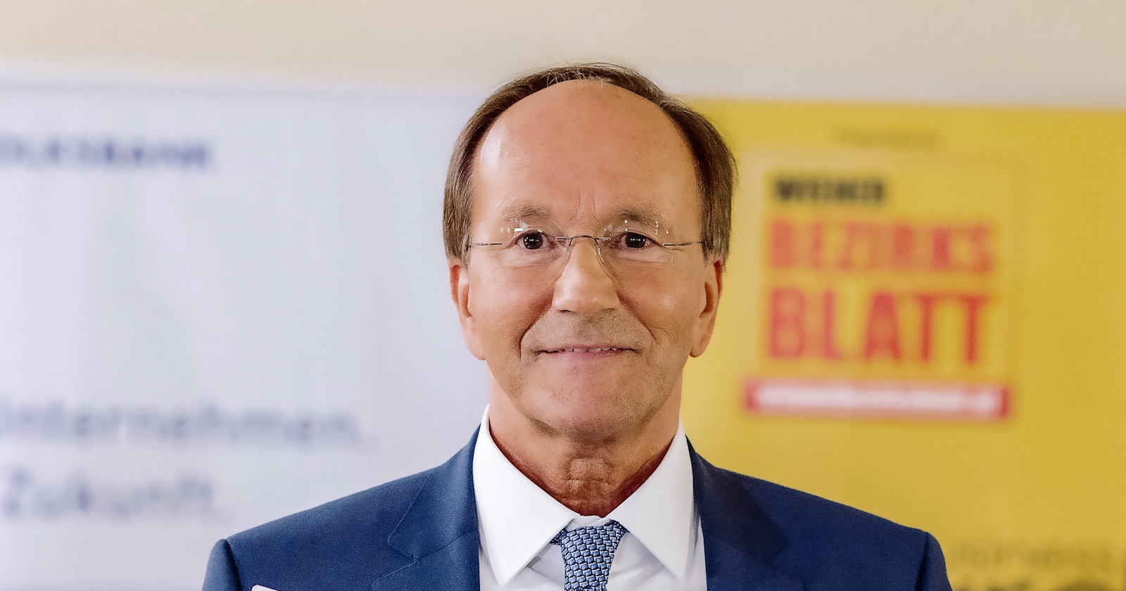 Ernst Minar im blauen Anzug und mit Brille