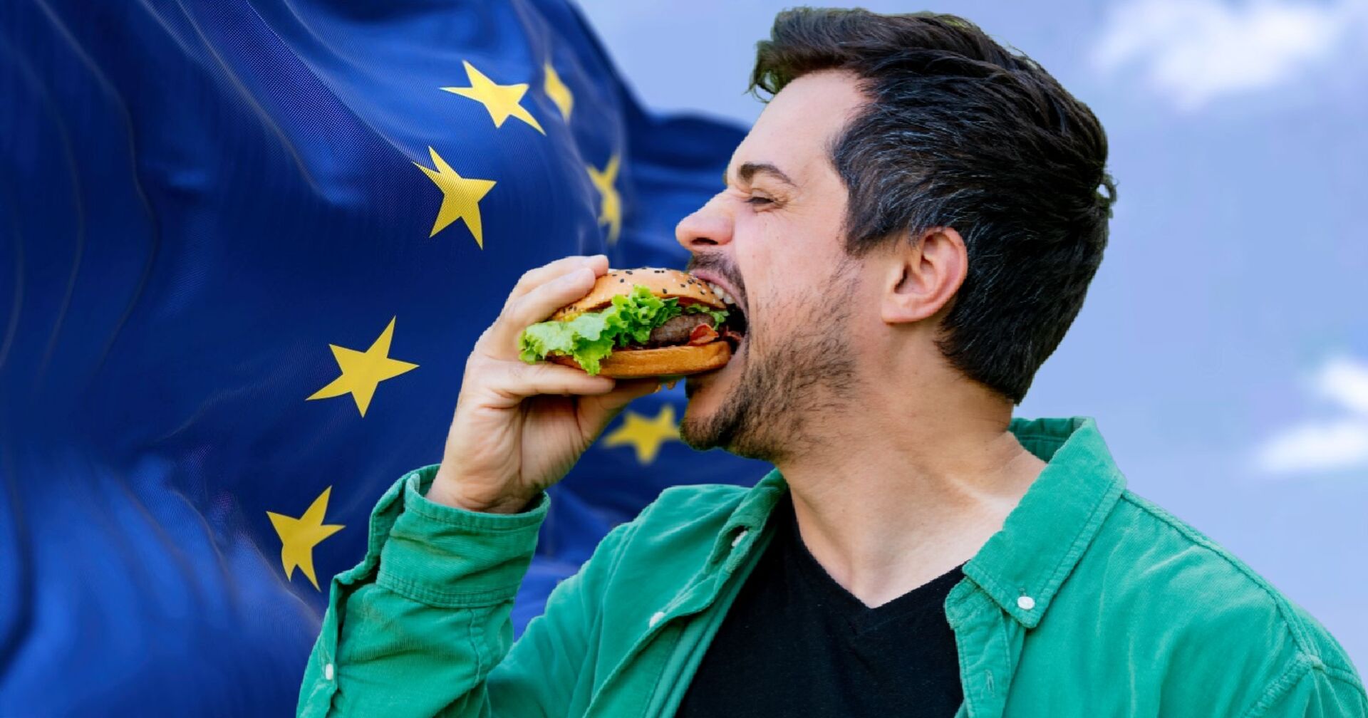 Mann mit grünem Hemd isst einen Burger vor einer wehenden EU-Flagge; Symbolbild zur EU-Entscheidung über das Verbot von Bezeichnungen wie „Veggie-Burger“ oder „Soja-Schnitzel“.