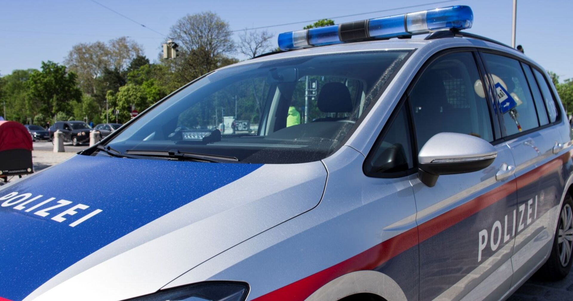 Wagen der österreichischen Polizei auf der Straße