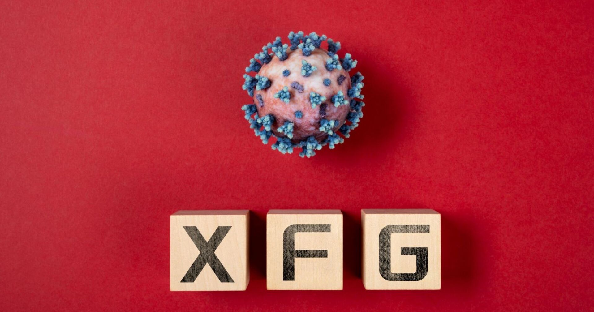 Symbolbild der neuen &quot;XFG&quot;-Corona-Variante vor rotem Hintergrund und drei Bauklötzen welche die Buchstaben X F und G zeigen