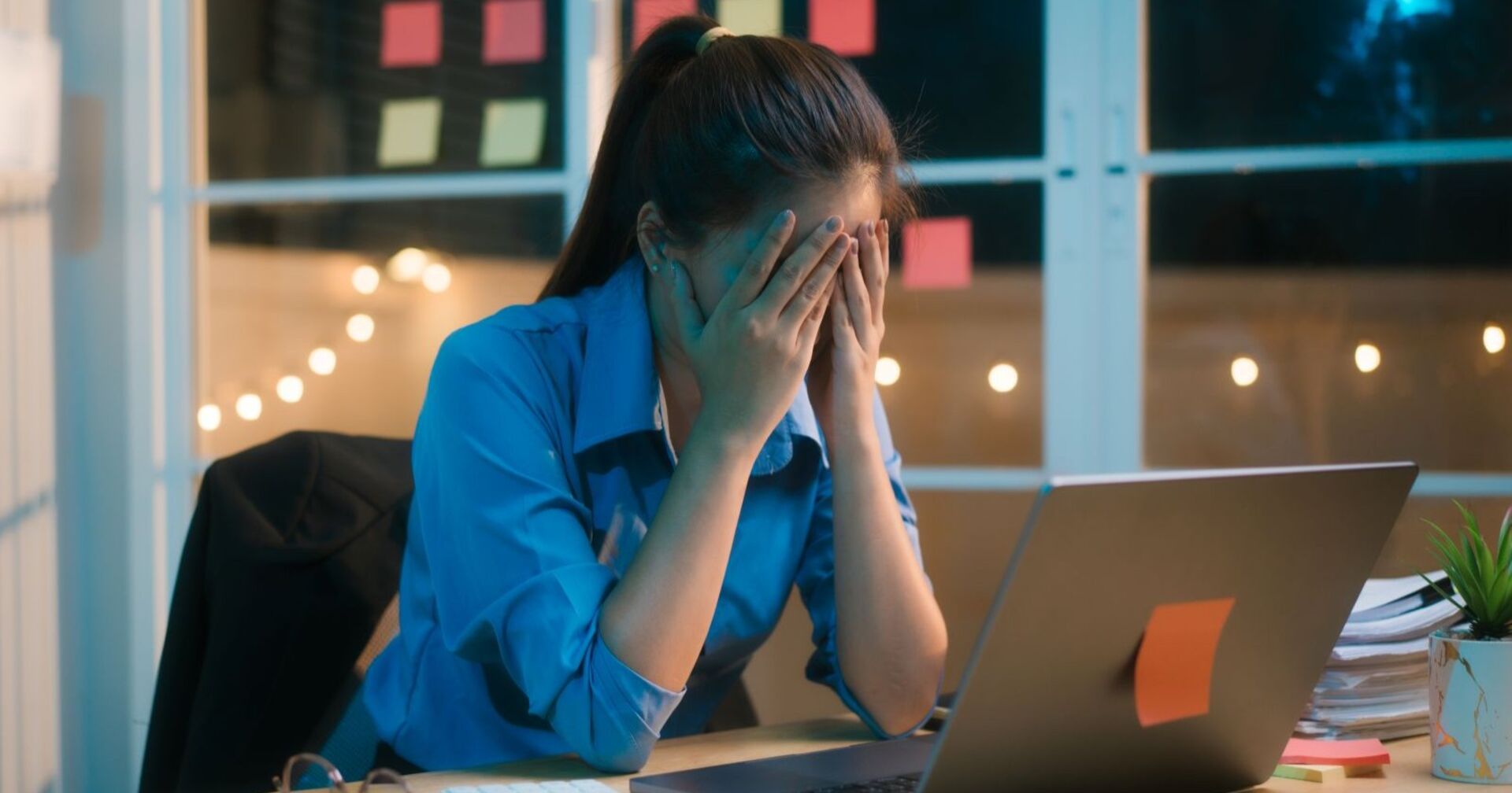 Frau verzweifelt vor Laptop