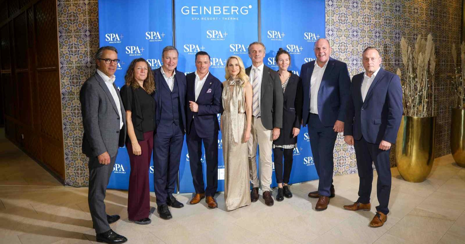 Gruppenfoto von Vertretern aus Wirtschaft, Tourismus und Management beim Pre-Opening des neuen SPAplus im Spa Resort Geinberg.