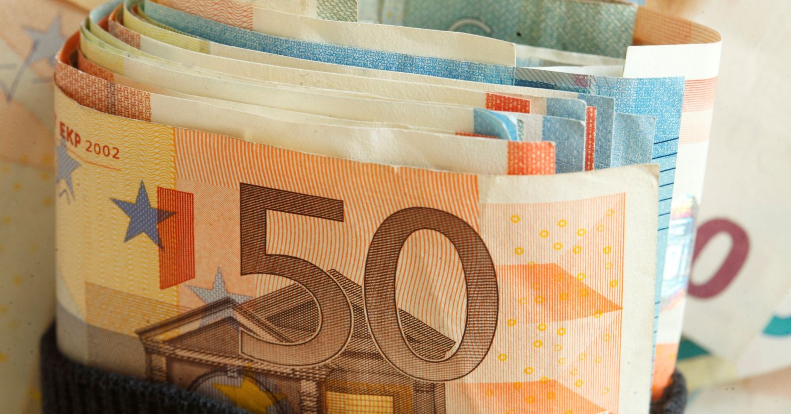 Nahaufnahme eines Bündels aus 50-Euro-Banknoten, Symbol für Fördergeld und finanzielle Unterstützung durch die Geräte-Retter-Prämie.