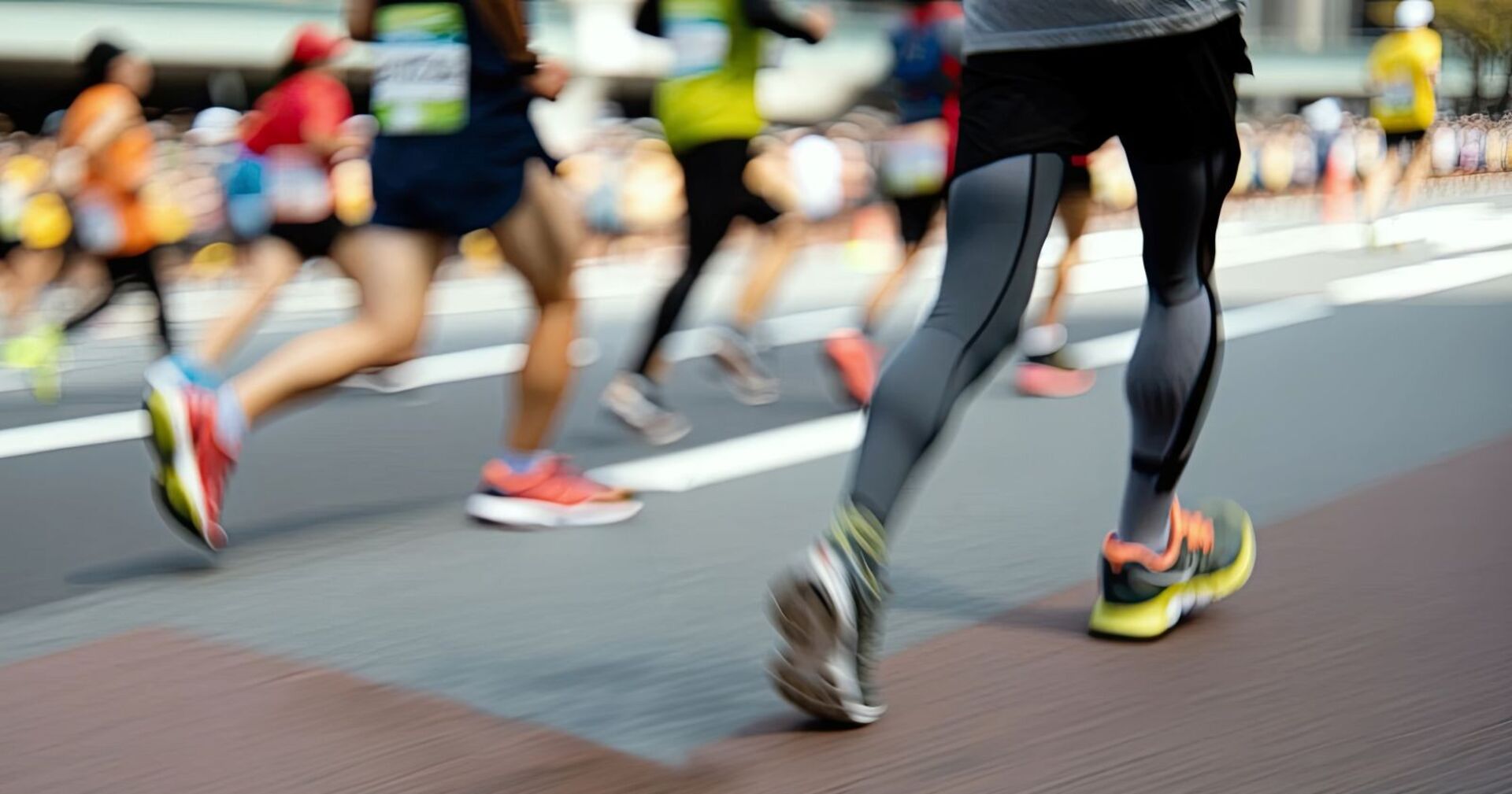 Menschen laufen bei einem Marathon.