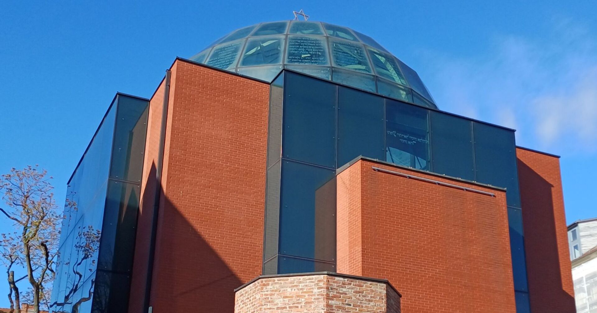 Anlässlich der Novemberpogrome ist am Dienstag, 7. November 2023 eine Feuerwehrmannsfigur vor der Grazer Synagoge als Mahnmal enthüllt worden. Sie soll an die Nacht auf den 10. November 1938 erinnern, als es zu den ersten systematisierten Übergriffen der Nationalsozialisten im gesamten Deutschen Reich auf die jüdische Bevölkerung kam