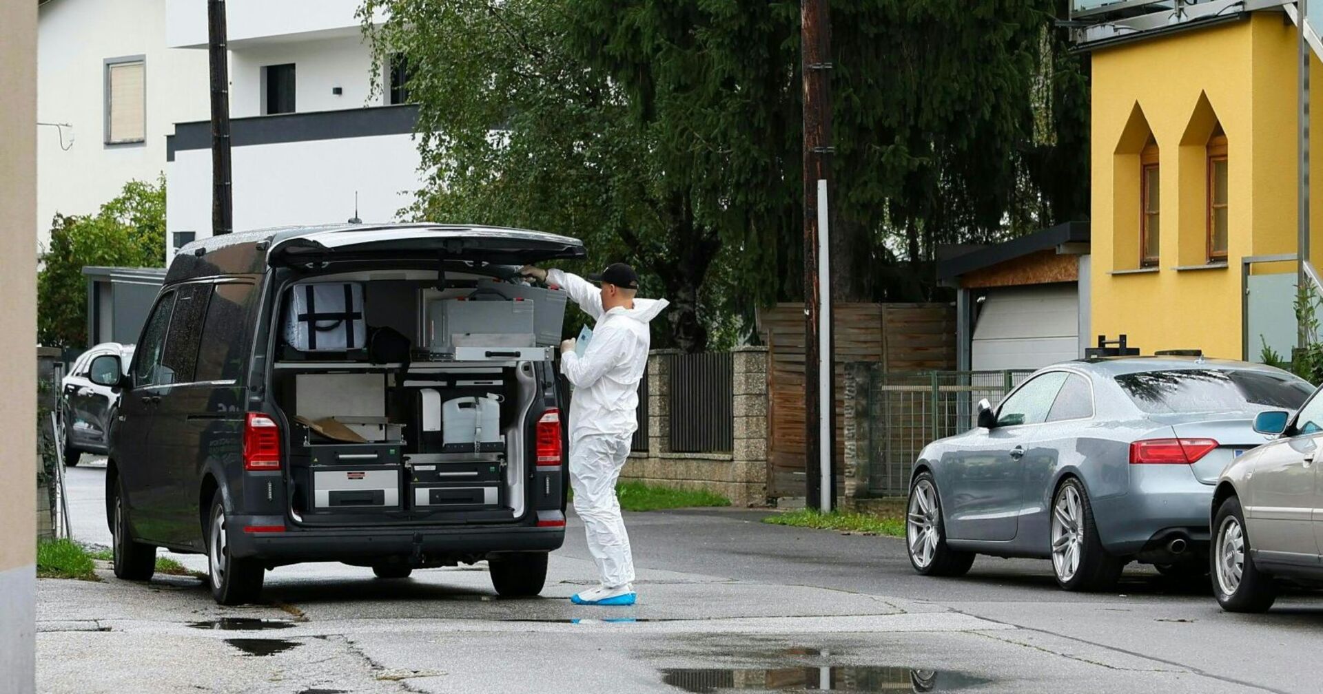 Tatort in Graz-Wetzelsdorf: Ein Forensiker in Schutzkleidung arbeitet an einem Einsatzfahrzeug der Spurensicherung nach dem Fund eines Säuglings.