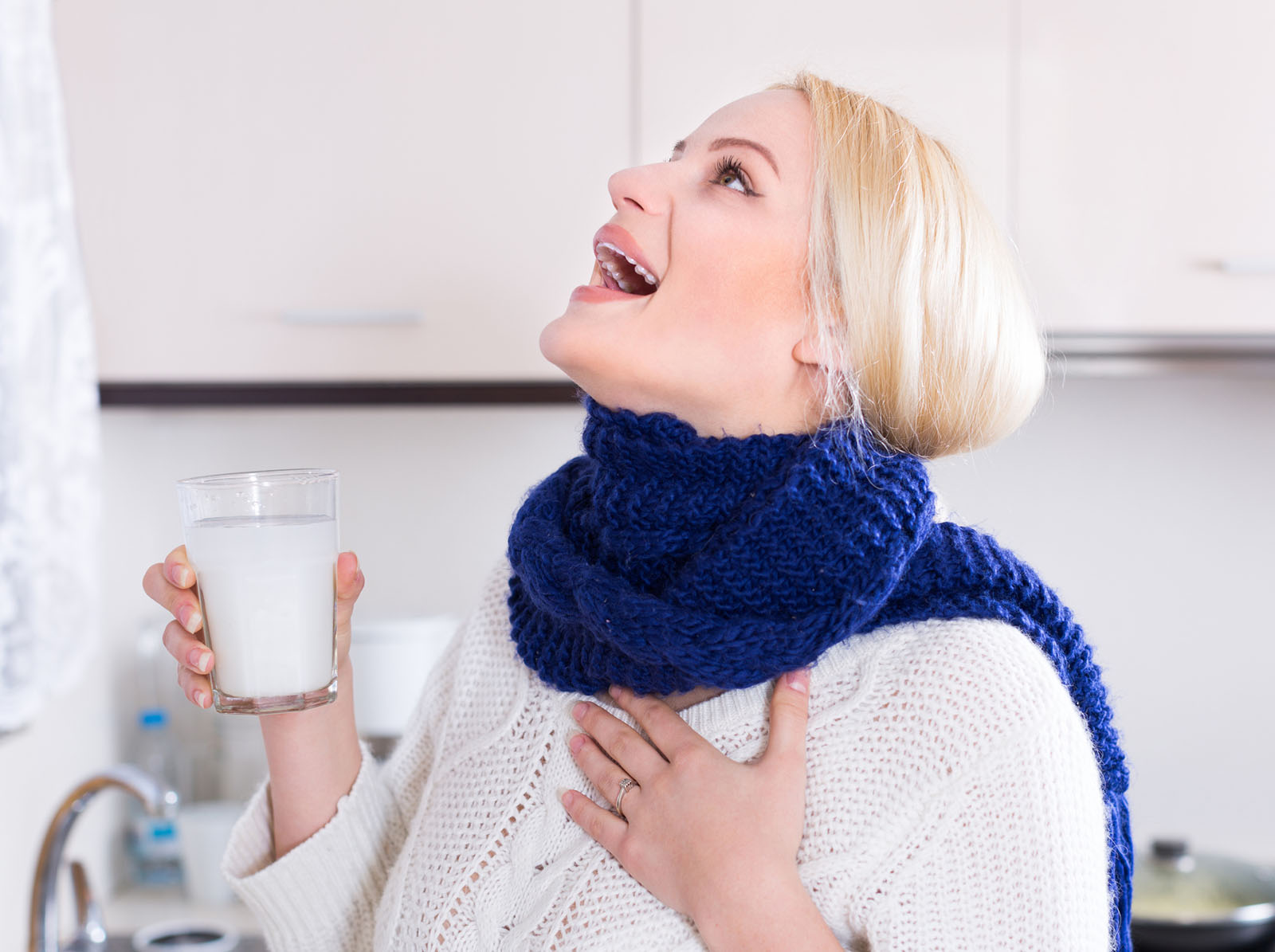 Frau gurgelt | Credit: iStock.com/JackF