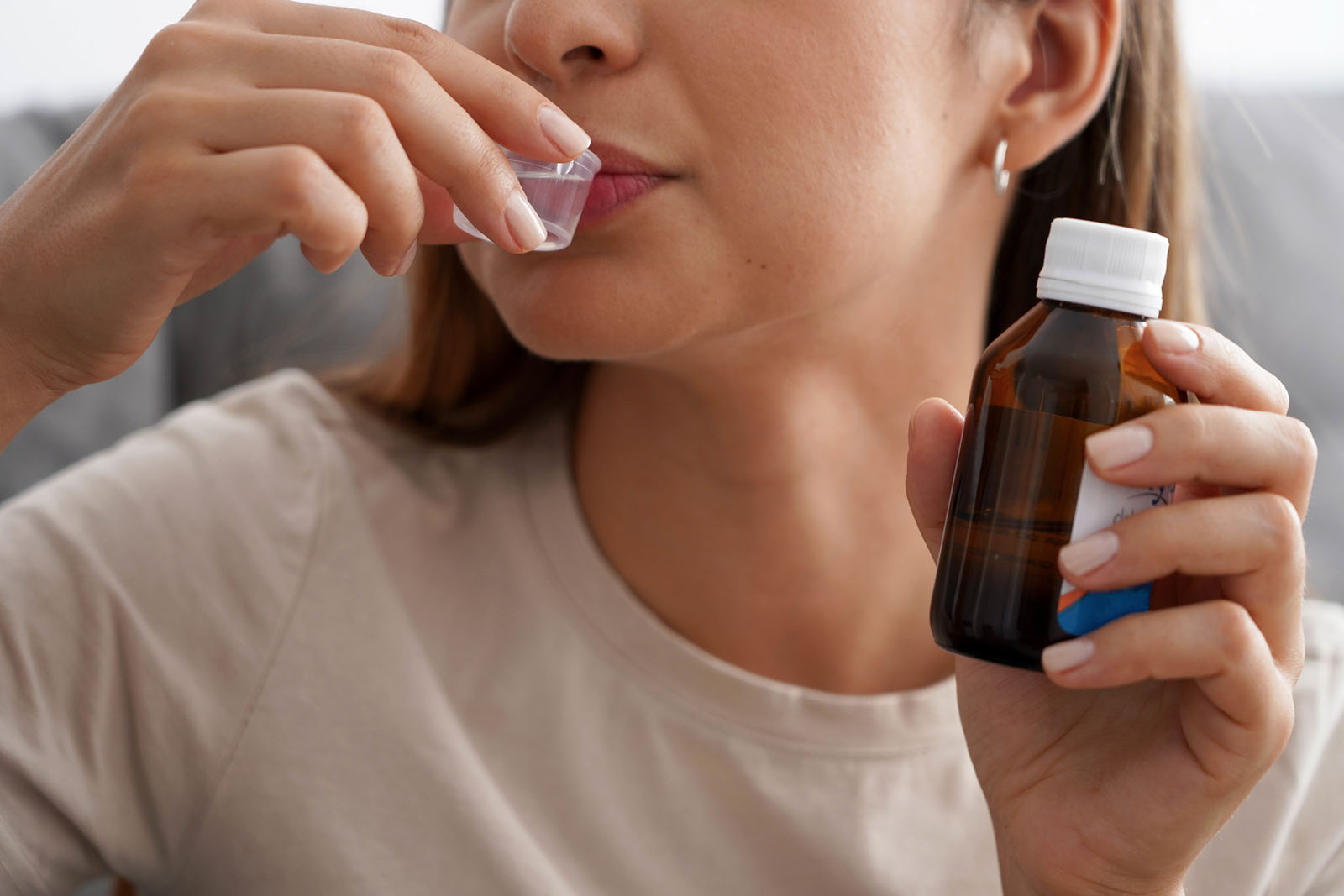 Frau nimmt Gurgelgel ein | Credit: iStock.com/EyeEm Mobile GmbH