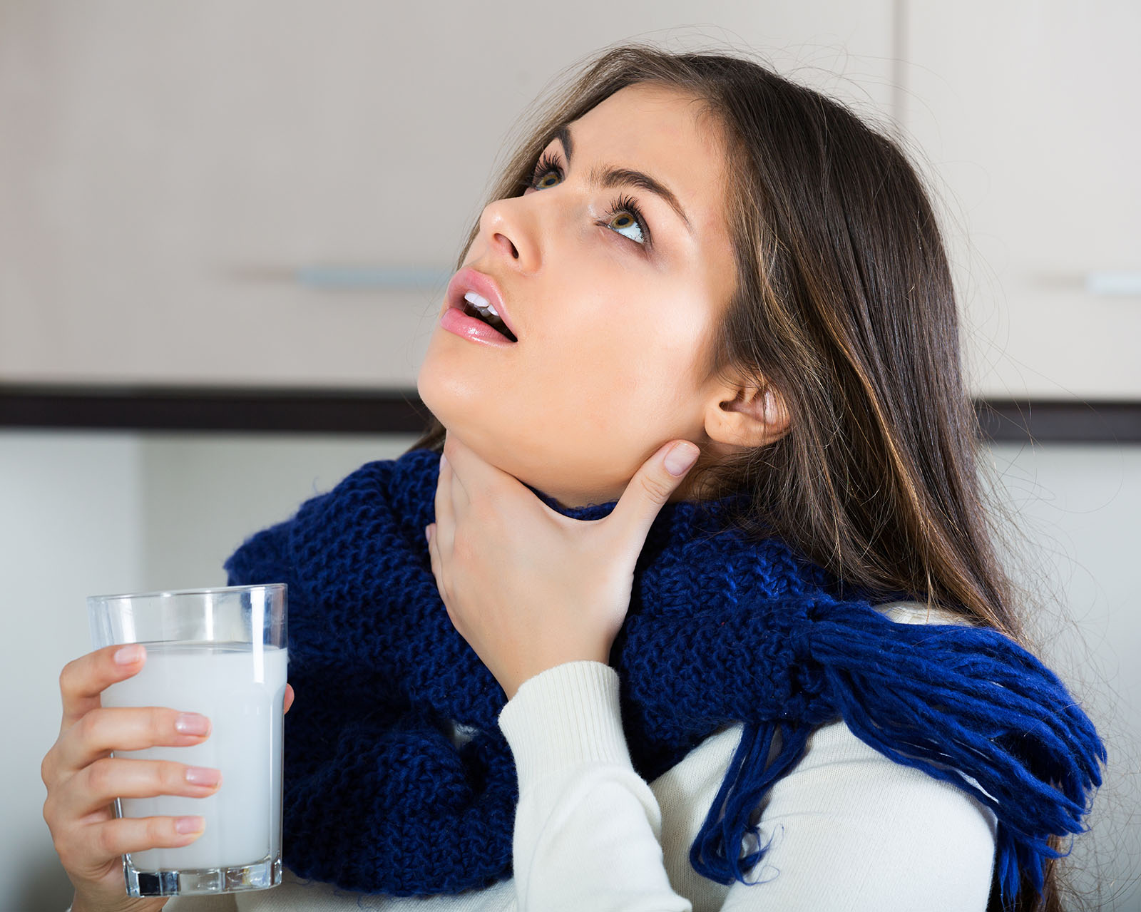 Frau gurgelt Medizin | Credit: iStock.com/JackF