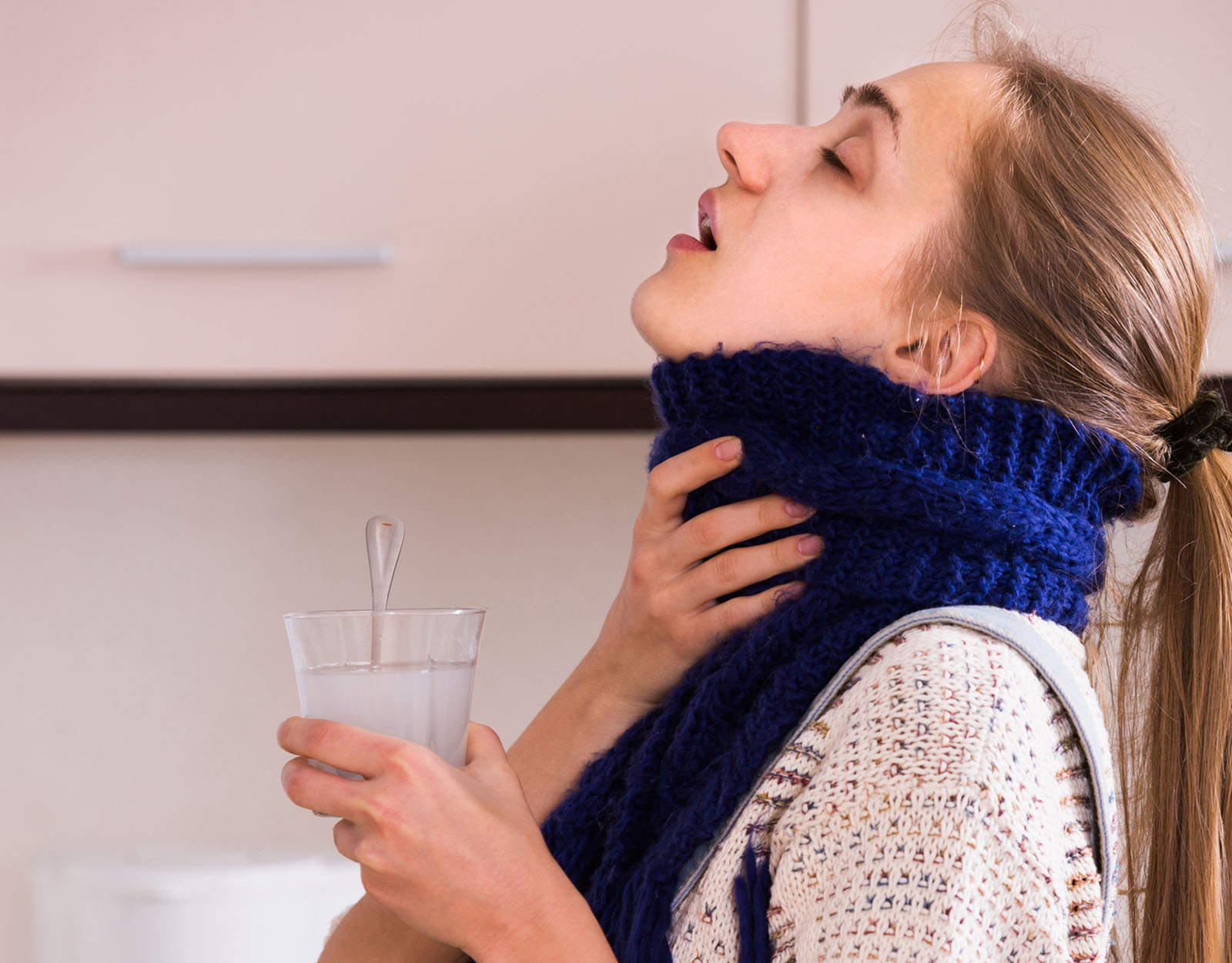 Frau gurgelt | Credit: iStock.com/JackF