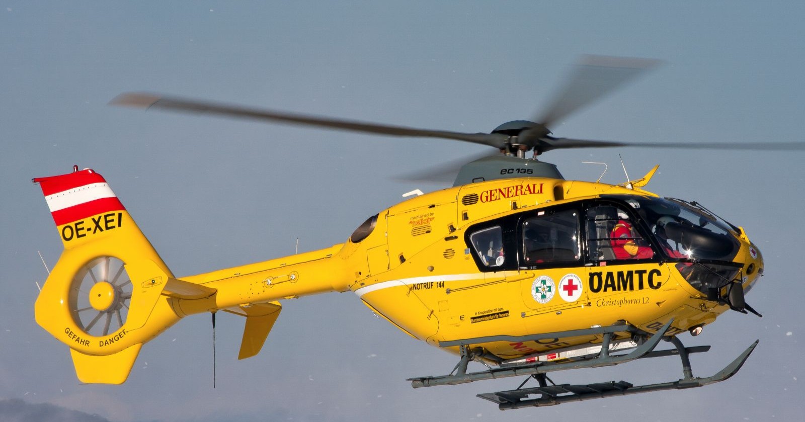 Hubschrauber &quot;Christopherus&quot; in gelb gehaltenem ÖAMTC-Branding in der Luft