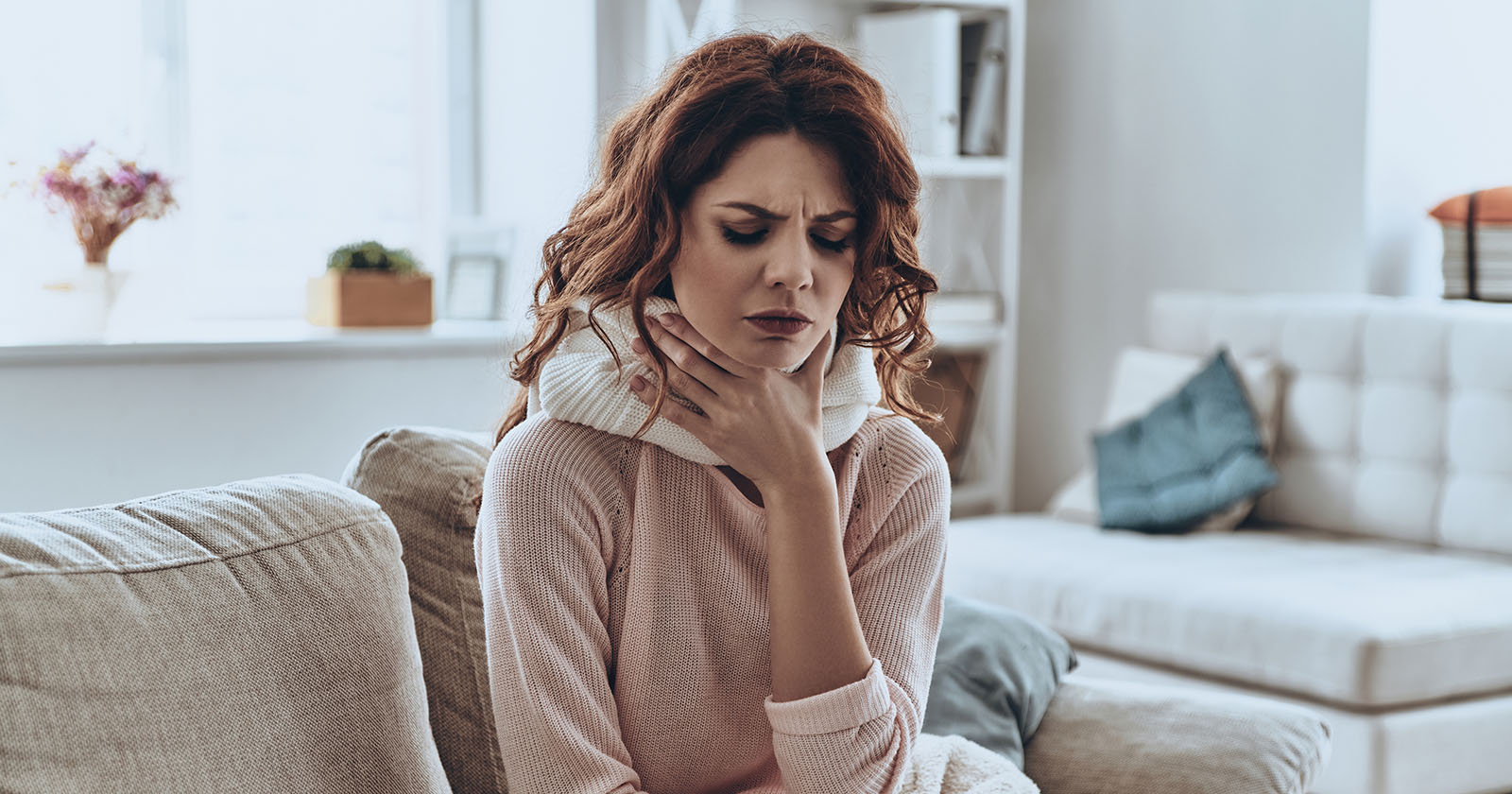 Frau mit Halsschmerzen | Credit: iStock.com/g-stockstudio