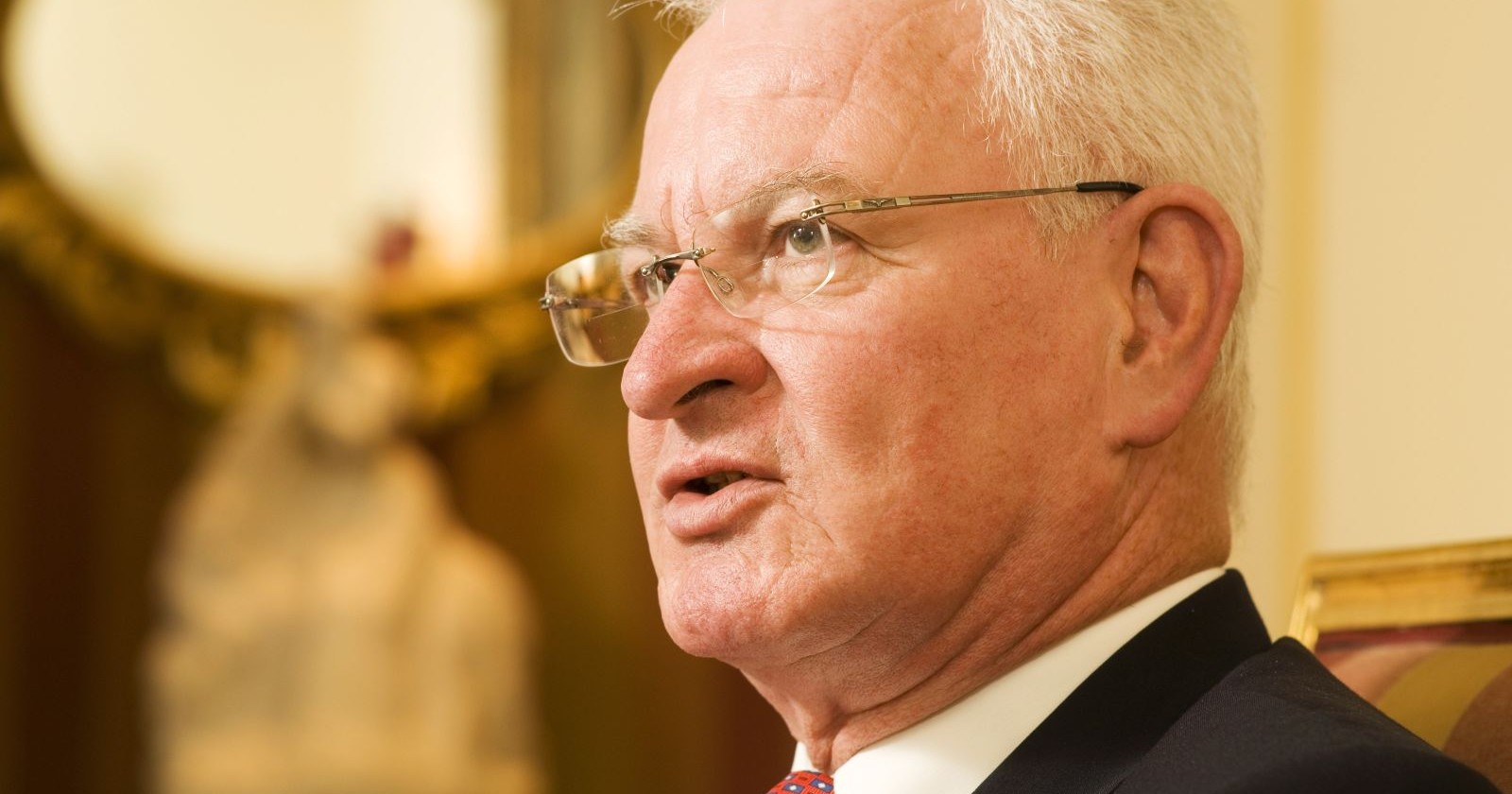 Helmut Sohmen, österreichischer Reeder und Milliardär, während eines Gesprächs in Hongkong; er war ein bedeutender Brückenbauer zwischen Österreich und Asien.