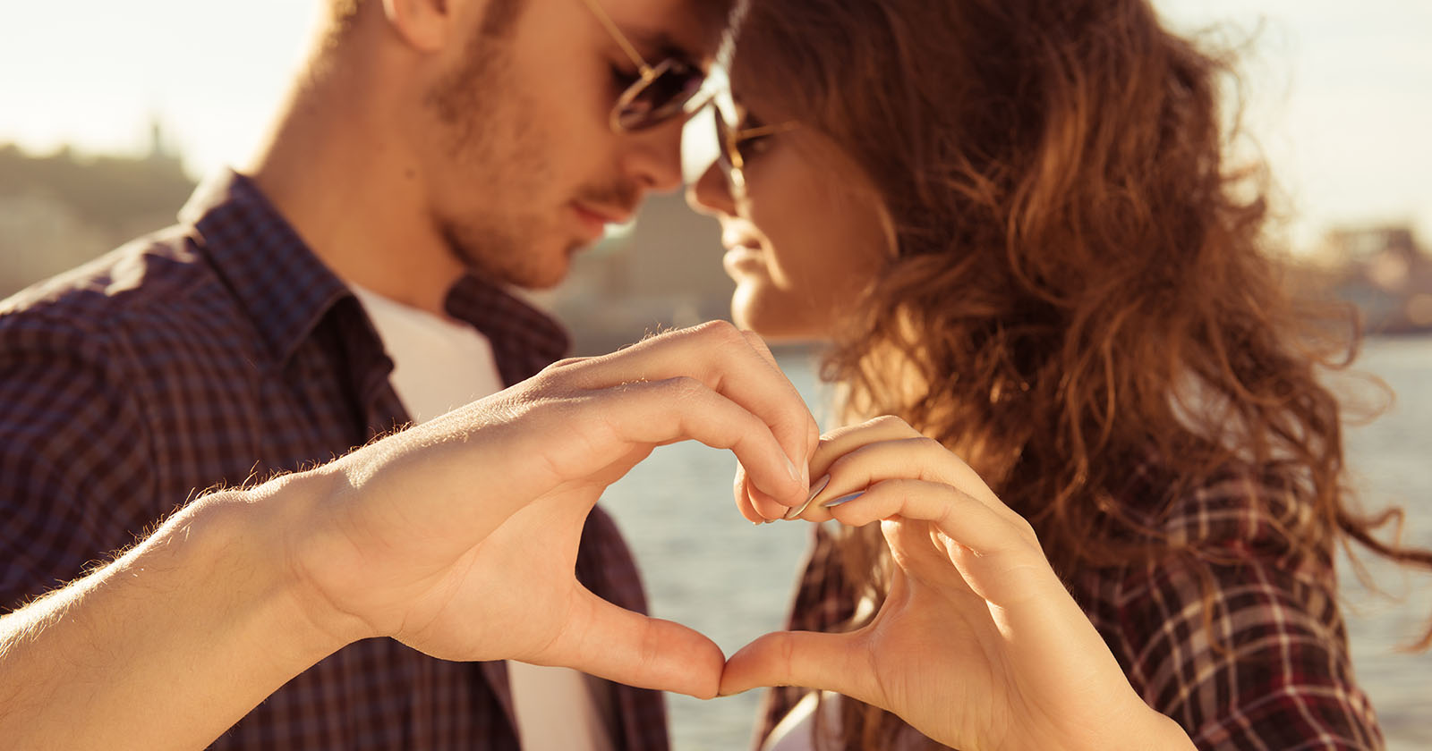 Ein Paar machte ein Herz mit den Händen | Credit: iStock.com/Deagreez