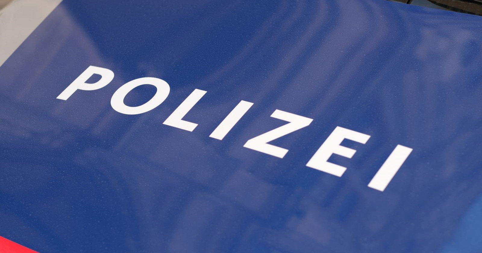 Motorhaube eines Polizeiwagens mit Schriftzug der österreichischen Polizei