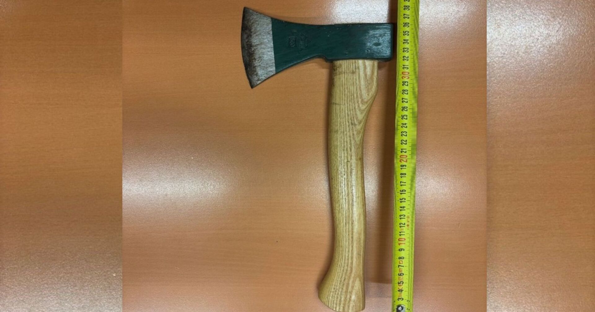 Bild einer Axt welche auf einem Holztisch liegt