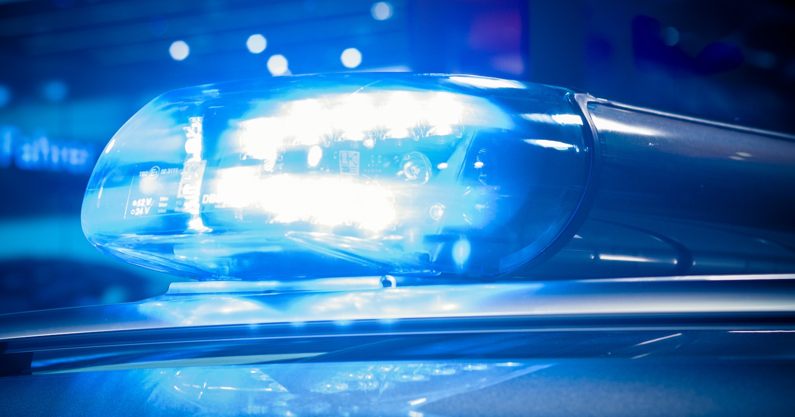 Polizei und Politik verurteilen den Angriff scharf, die Ermittlungen nach den Tätern laufen auf Hochtouren.