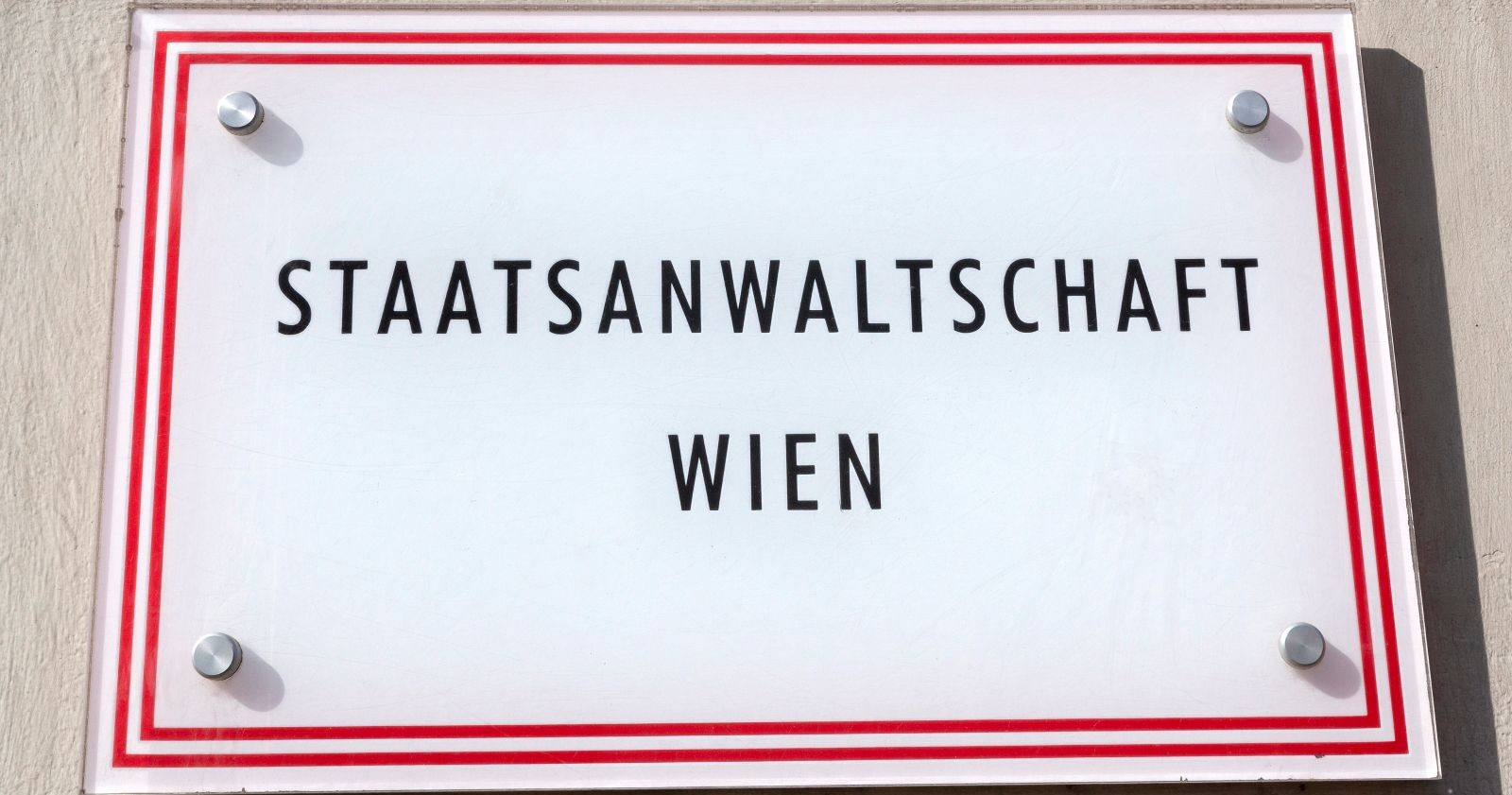 Schild der Staatsanwaltschaft Wien an einer Hauswand angeschraubt